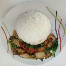 ผัดคะน้าหมูกรอบราดข้าว