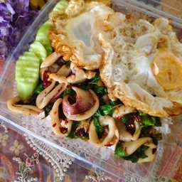 กระเพรา 2 ใจ ราดข้าว (หมึก และ เนื้อ) เน้นบวก ไข่ดาว 2 ใบ