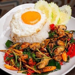 ข้าวราดกะเพราหอยแมลงภู่