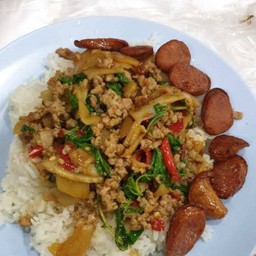ข้าวกะเพราหมูสับ+หน่อไม้+กุนเชียงทอด