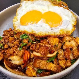 ผัดกระเพรา 2 ใจ ราดข้าว (หมูกรอบ และ เนื้อสับ)