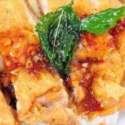 ข้าวหน้าไก่ทอดซอสกระเพรา