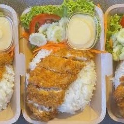 ข้าวสลัดไก่ทอด