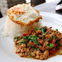 กระเพราแซ่บ แสบลิ้น