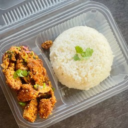 ข้าวไก่ทอดยำแซ่บ