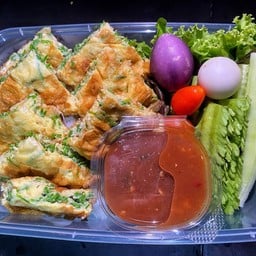 ข้าวไข่ชะอมทอดน้ำพริกกะปิผักสด