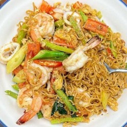 มาม่าผัดทะเลใส่ไข่