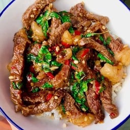 ข้าวกะเพราเนื้อพิคานย่าไทยวากิว