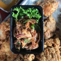 ข้าวยำไก่แซ่บ(เอื้ออาทร)