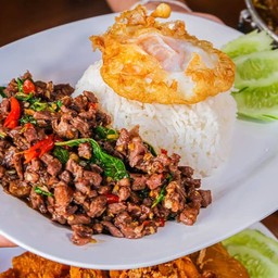 หมูสับ ผัดกระเพรา ราดข้าว