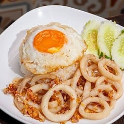 ข้าวราดหมึกกะเทียม