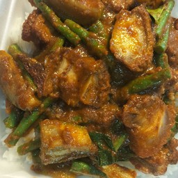 ข้าวราดพริกแกงหมูกรอบ