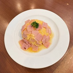ข้าวไข่ข้นแฮม Creamy Omelet with Ham on Rice