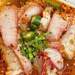 เกาเหลารวม หมูแดง หมูกรอบ ลูกชิ้น