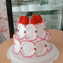 3.2tier strawberry mix cake