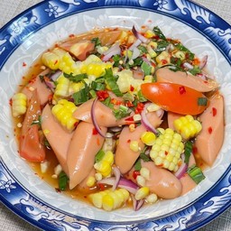 ยำข้าวโพดไส้กรอก