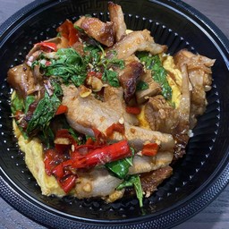 ข้าวกระเพราคอหมูย่าง