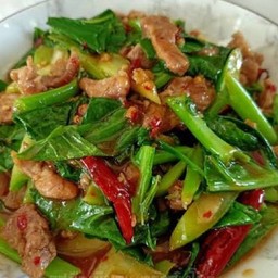 คะน้าหมูหมักราดข้าว