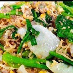 มาม่าผัดเนื้อไข่