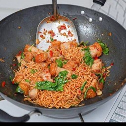 มาม่าผัดกระเพราหมูกรอบ