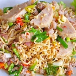ยำมาม่า (หมูยอ หมูสับ)
