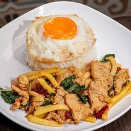 ข้าวราดกะเพราหน่อไม้ไก่