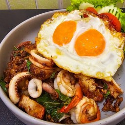 ผัดกระเพรา 2 ใจ ราดข้าว (กุ้ง และ หมึก) เน้นบวก ไข่ดาว 2 ใบ