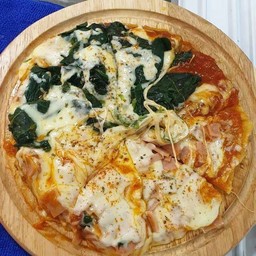 โรตีพิซซ่าผักโขมอบชีสแฮมไก่ - เดลิ