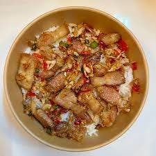 ข้าวหมูสามชั้นทอดน้ำปลา