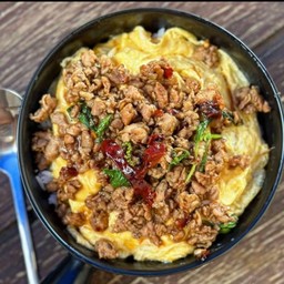 ข้าวกระเพราหมูสับ ไข่ข้น