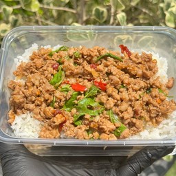 กระเพราหมูสับราดข้าวหอมมะลิ