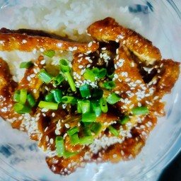 ข้าวหน้าไก่ทอดซอสเกาหลี เผ็ดน้อย