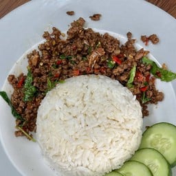 ข้าวกะเพราเนื้อสับ (เนื้อแท้บังโต)