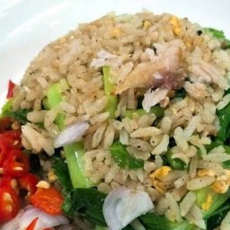 ข้าวผัดปลาอินทรีย์เค็ม