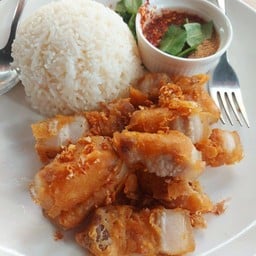 ข้าวหมูสามชั้นทอดน้ำปลาหอยเป่าฮื้อหอมๆ