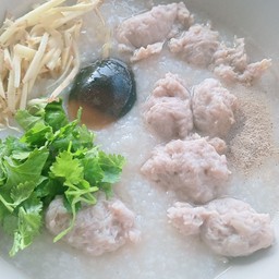 โจ๊กหมูสับไข่เยี่ยวม้า