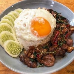 กระเพราเครื่องใน ราดข้าว