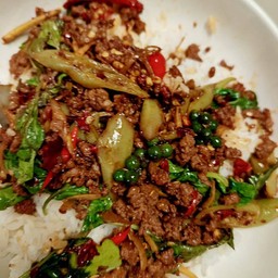 ข้าวราดผัดเผ็ดหมูสับ