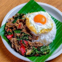 ข้าวเนื้อวากิวผัดโหระพา+ไข่ดาว