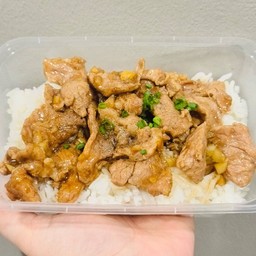 ผัดกระเทียมราดข้าวหอมมะลิ