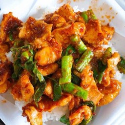 พริกเเกง  ไก่ ราดข้าว