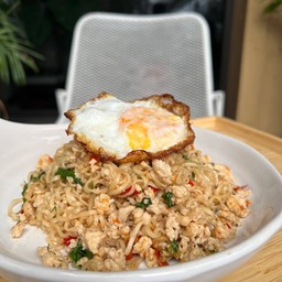 มาม่ากะเพราไก่สับฟรีไข่ดาว