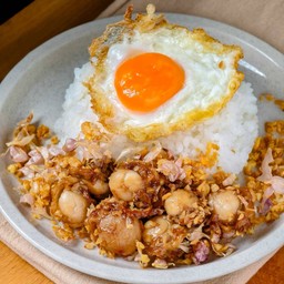 หอยเชลล์กะเทียมพริกไทยไข่ดาว