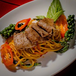 สปาเก็ตตี้เนื้อวากิวผัดขี้เมา