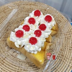 ขนมปังวิปเยลลี่แดง