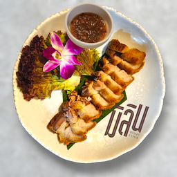 หมูกรอบทอดจิ้มซีฟู้ด