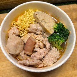 ในเซตจะมี สันคอ สามชั้น หมูเด้ง สามชั้นพันเห็ด กะหล่ำซอย วุ้นเส้น ฟรีน้ำจิ้ม