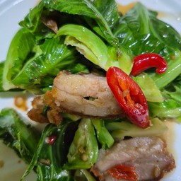 ขแนงหมูกรอบ กับข้าว