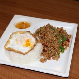 กระเพราหมู ราด