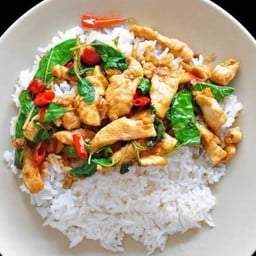 กระเพราไก่ราดข้าว